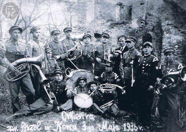 Zdjęcie ze wskazaniem przynajmniej jednej osoby po najechaniu wskażnikiem myszy na twarz.